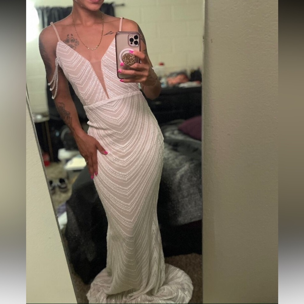 Elegant Ivory Evening Gown- 6(M) - Picture 15 of 16